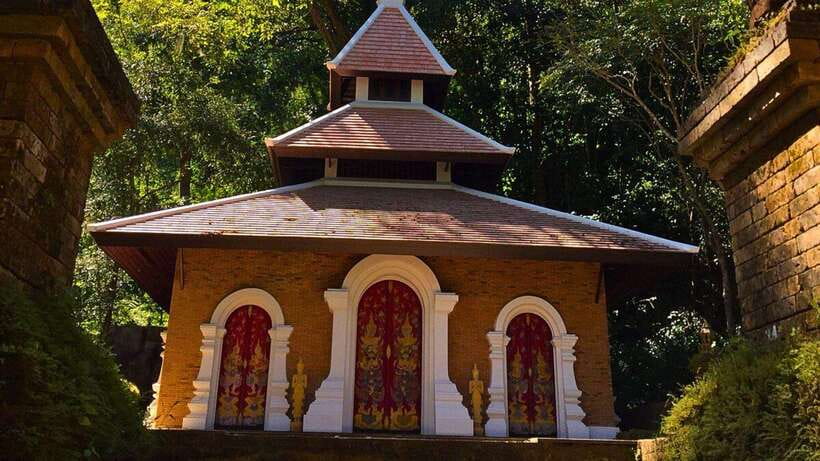 Chiang Mai: Doi Suthep and Wat Pha Lat Temple Evening Tour - The guide, language, and cultural context