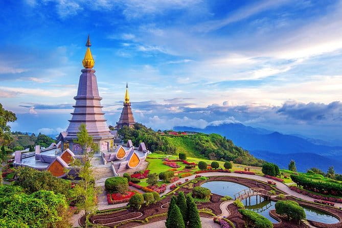 Chiang Mai: Doi Suthep Temple and Waterfall by Songtaew Trio - What the songthaew format adds
