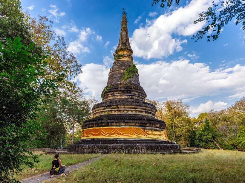 Chiang Mai: Doi Suthep, Wat Umong, and Pha Lat Sunrise Tour - The Kruba Srivichai Monument and the road uphill