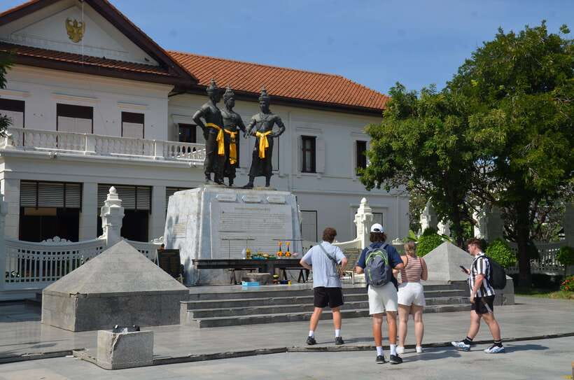 Chiang Mai: Historic Temples and City Guided Walking Tour - Wat Phra Singh and classic Lanna design