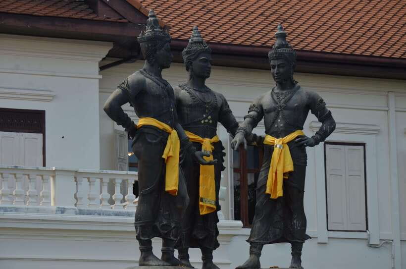 Chiang Mai: Historic Temples and City Guided Walking Tour - What the guides add to the experience