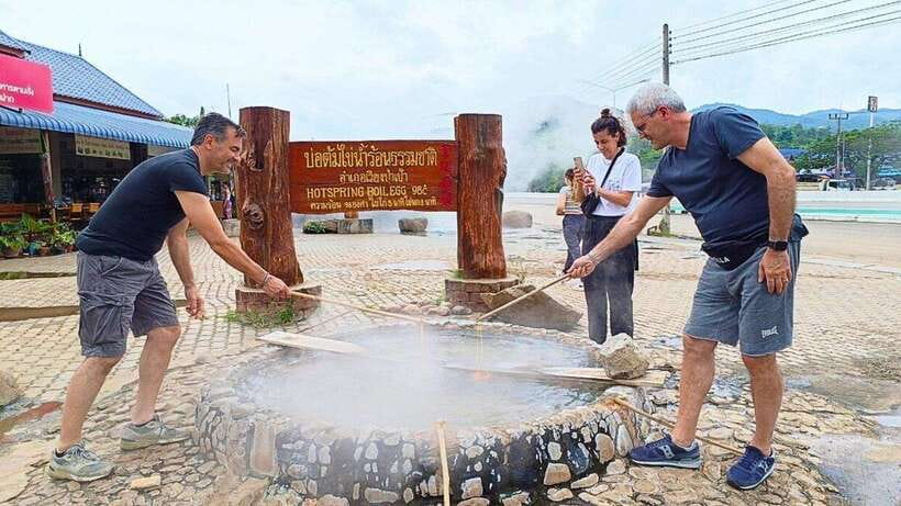 Chiang Mai: Lalita Cafe & White, Blue, Big Buddha Temples - Guides, group size, and the pace of the day