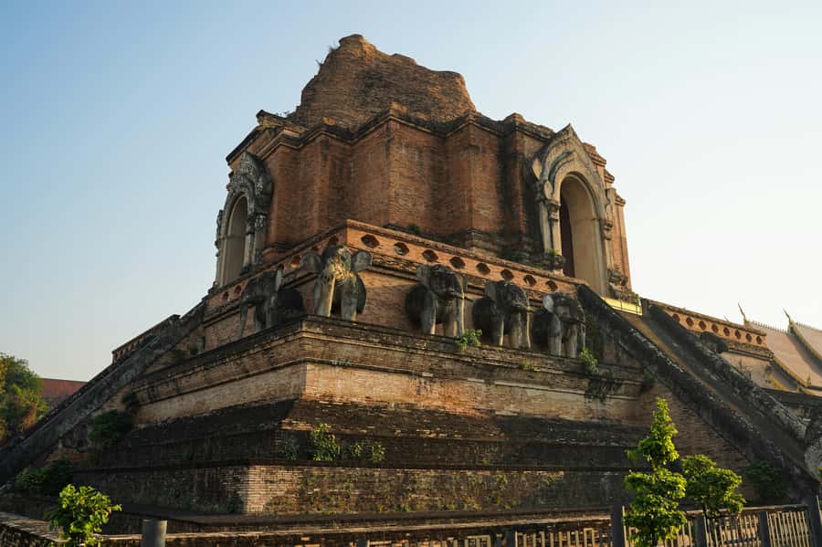 Chiang Mai Light: Tuk Tuk Night Tour with Temples & Markets - Why a tuk-tuk makes sense after dark