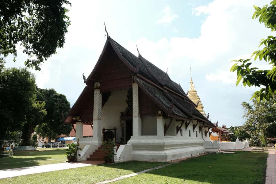 Chiang Mai Light: Tuk Tuk Night Tour with Temples & Markets - Chinatown, where the tour becomes more social
