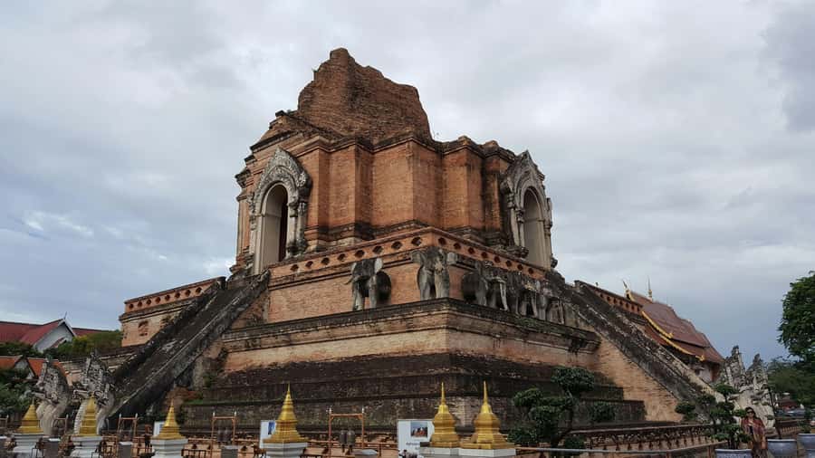 Chiang Mai Light: Tuk Tuk Night Tour with Temples & Markets - Wat Chedi Luang under the evening sky