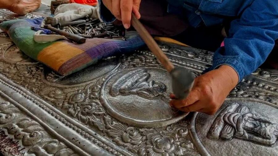 Chiang Mai: Silver Craftwork Temple Tour with Monk Meeting - Meeting a monk at Wat Suan Dok