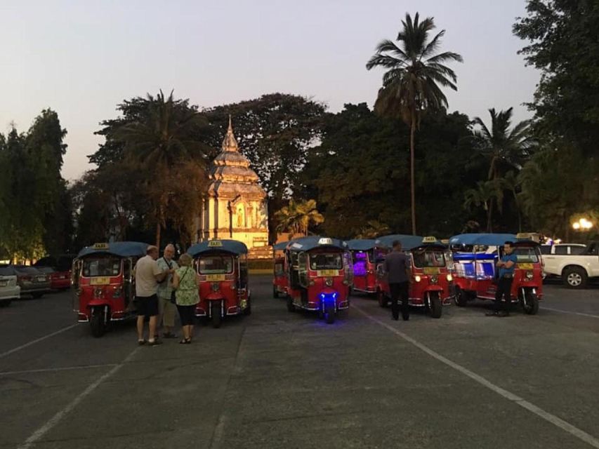 Chiang Mai: Temples and Street Food Night Tour by Tuk Tuk - Practical tips for a smoother evening