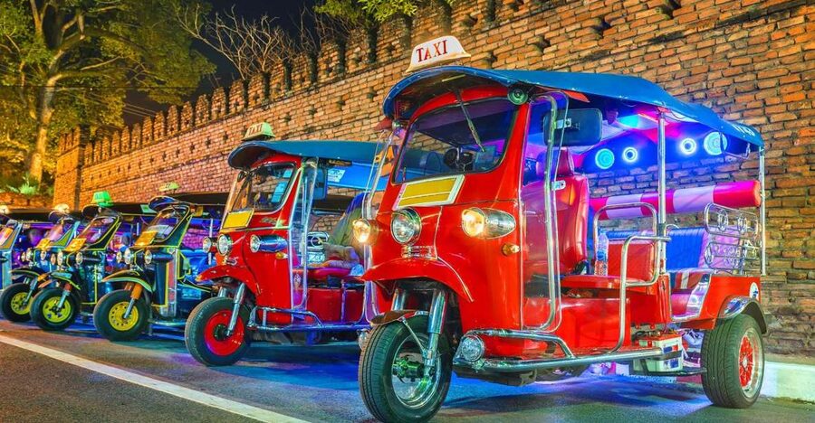 Chiang Mai: Temples and Street Food Night Tour by Tuk Tuk - Why this two-hour tour works well at night