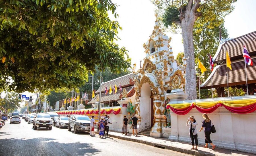 Chiang Mai: Temples and Street Food Night Tour by Tuk Tuk - The Three Kings Monument and Chiang Mai’s origin story