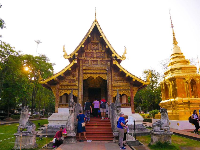Chiang Mai: Temples and Street Food Night Tour by Tuk Tuk - Mueang Mai and Warorot: choosing your food stop