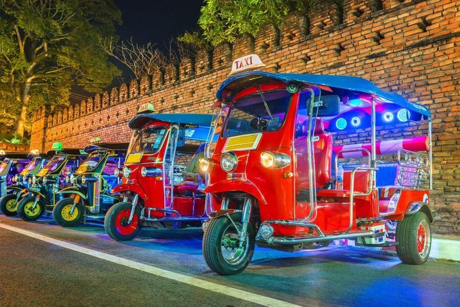 Chiang Mai: Temples and Street Food Night Tour by Tuk Tuk - Who should book this Chiang Mai night ride?
