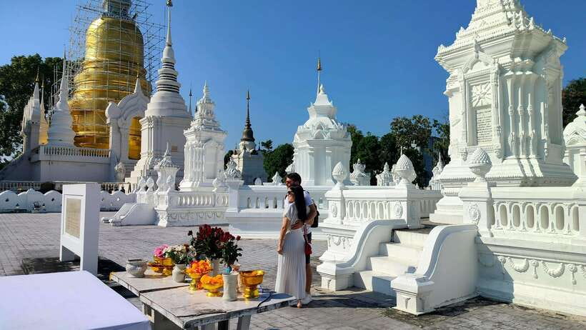 Chiang Mai: Tuk-Tuk Evening Tour with Temples & Street Foods - Wat Suan Dok and Its White Chedis