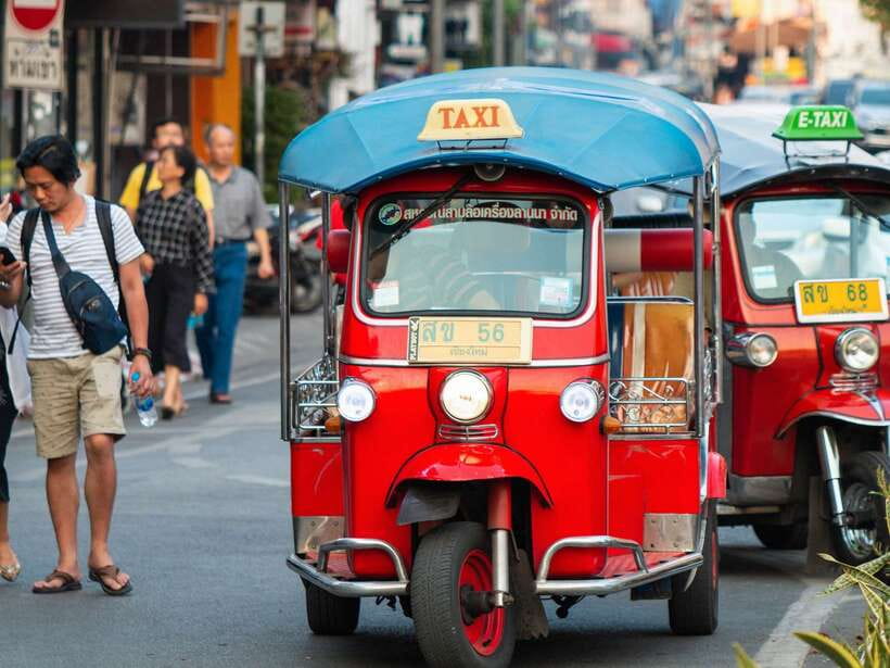 Chiang Mai: Tuk-Tuk Evening Tour with Temples & Street Foods - Chang Phuak Gate for Street Food