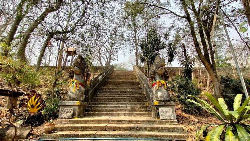 Chiang Mai:Wat Phra That Doi Suthep & Wat Umong Evening Tour - Transport, pickup, and the shared-tour rhythm