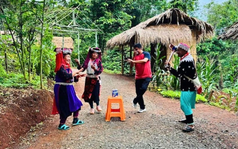 Chiang Mai: White & Blue Temples, Black House & Hill Tribes - Lunch near Chiang Rai