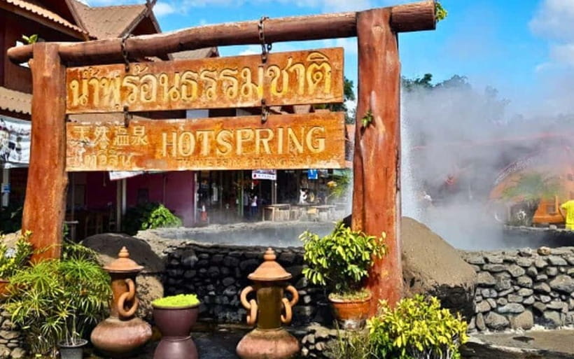 Chiang Mai: White & Blue Temples, Black House & Hill Tribes - Is $48 good value?