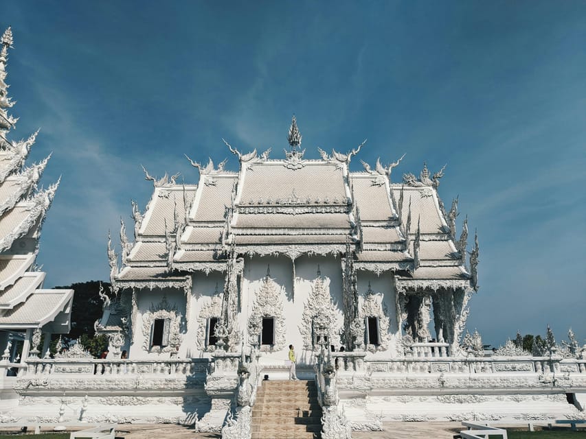 Chiang Rai: Private 1 Day Temple Tour - Baan Dam Museum changes the subject