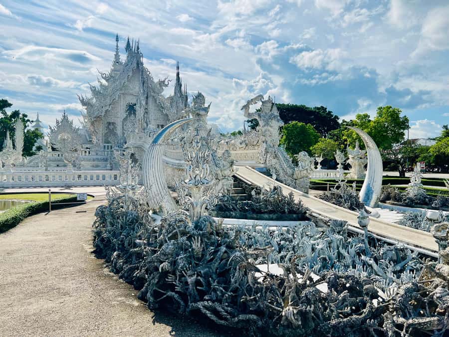 Chiang Rai:Private Transfer to Chiang Mai with Temples Visit - The Blue Temple: strong color and modern temple art