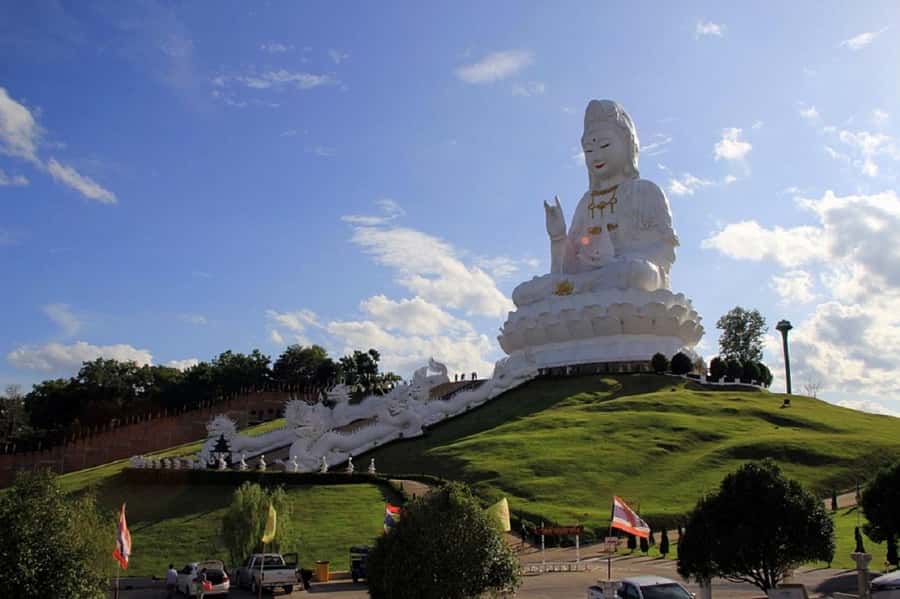 Chiang Rai White Temple and Blue Temple Day Tour - What the guides add to the experience