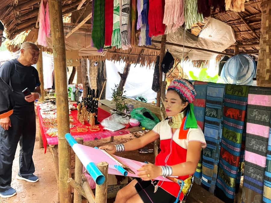 ChiangRai:Full Package!Temples,Long Neck,The Golden Triangle - Thai buffet lunch between the main sights