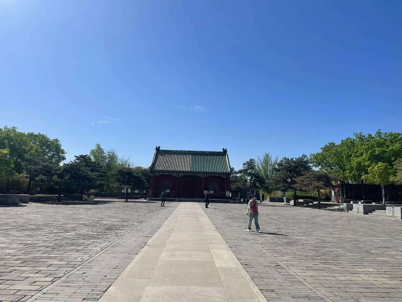 Chinese Kungfu class in old temple beside Forbidden Ci - Arriving beside the Forbidden City