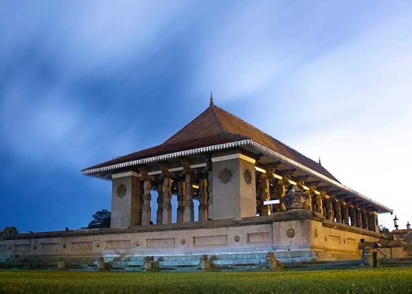 Colombo: One Day Private City Tour With Gangaramaya Temple - Cinnamon Gardens, a slower side of the capital