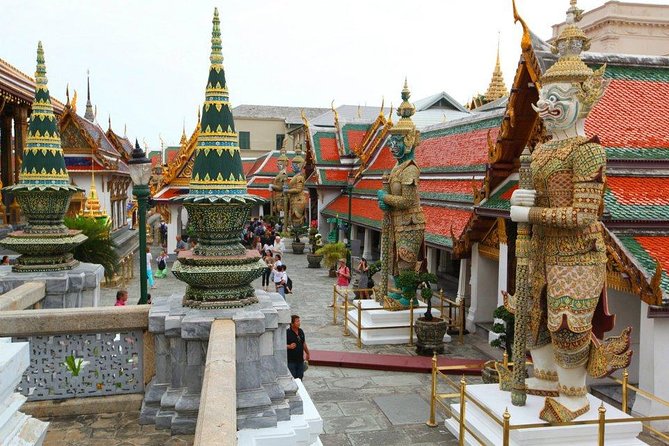 Damnern Saduak Floating Market, Grand Palace and Wat Phra Keo Tour from Bangkok - What the guide adds to the day