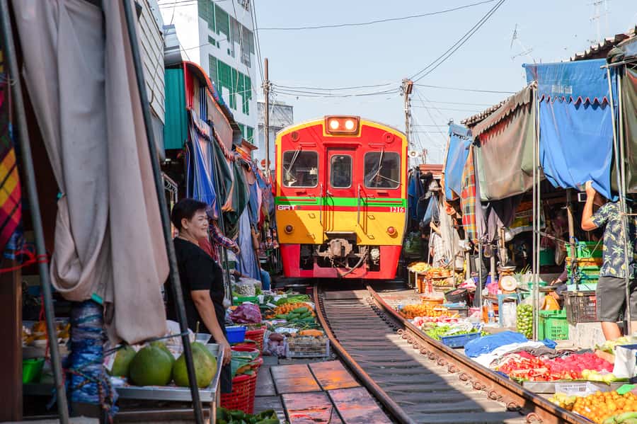 Damnoen Saduak, Reclining Buddha, and Wat Arun Private Tour - Early start at Maeklong Railway Market