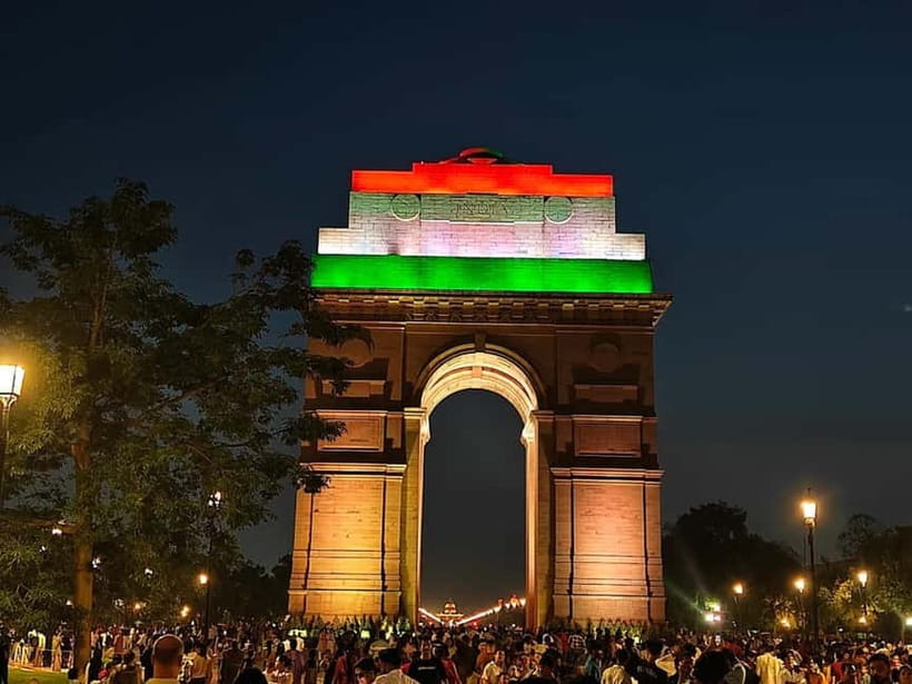 Delhi: Akshardham Temple, India Gate & Safdarjung Night Tour - India Gate after dark