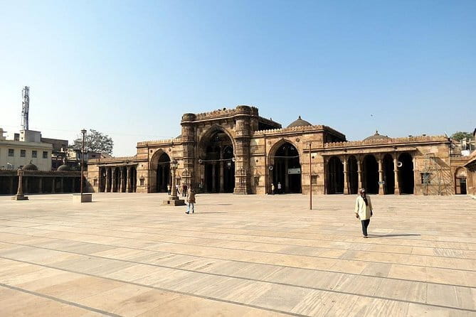 Easy Private Tour at Sun Temple and Rani Ki Vav by Car - The value of a private car for four people