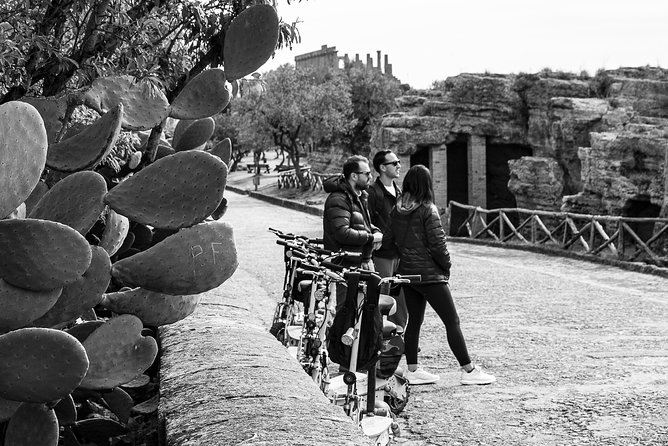 Electric scooter tour inside the Valley of the Temples Agrigento - Guides who add warmth to the history