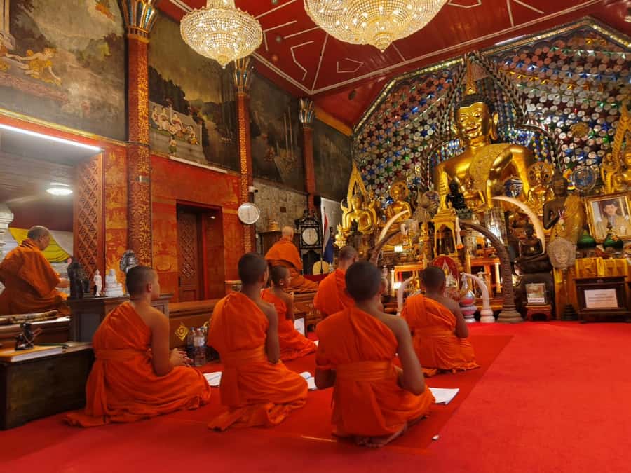 Ex-monk city & temples walking tour: (3.5 hours / 1.7 km.) - Wat Phra Singh and the Golden Lion Buddha
