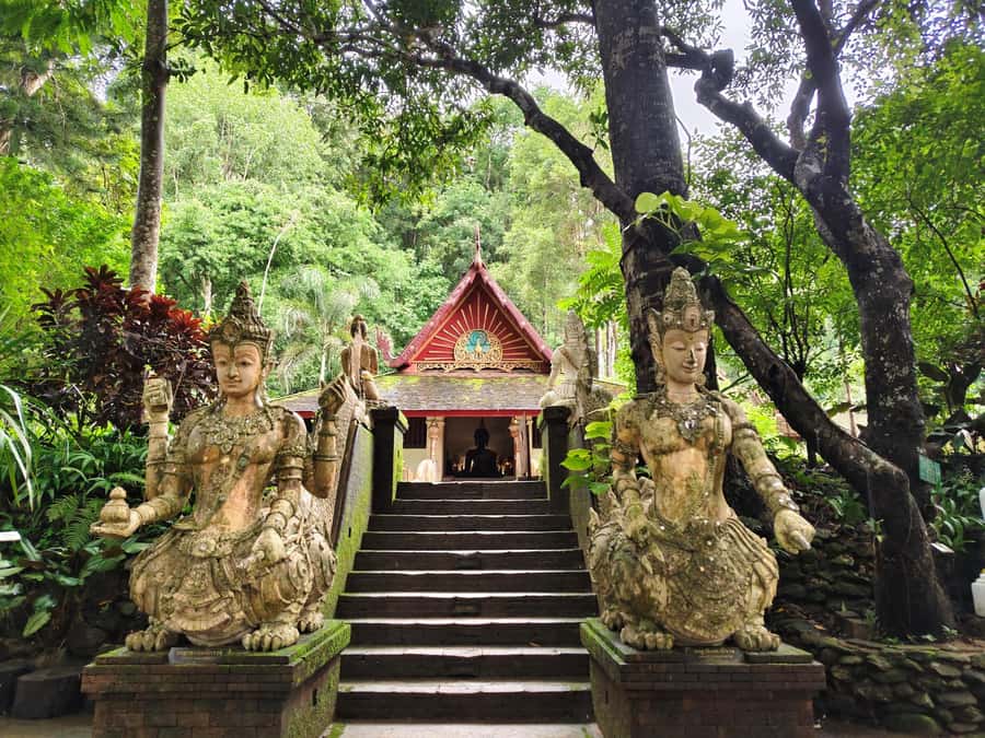Ex-monk city & temples walking tour: (3.5 hours / 1.7 km.) - Clothing, pace, and practical planning