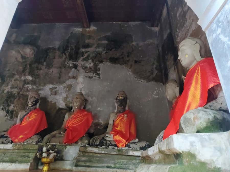 Ex-monk city & temples walking tour: (3.5 hours / 1.7 km.) - Meeting the guide at the Three Kings Monument