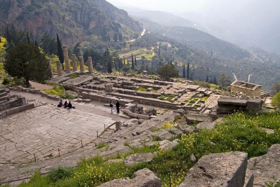 From Athens: Temple of Apollo and Oracle Delphi Day Trip - The morning route through Boeotia