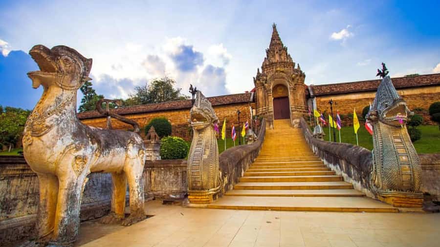 From Chiang Mai: Lamphun and Lampang Temples Tour - Wat Phra Chedi Sao and the final market stop