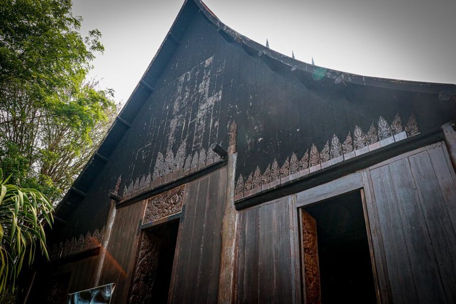 From Chiang Rai: Famous Temples and Golden Triangle Day Tour - Guides Make the Long Route Better