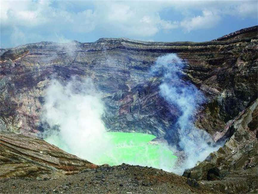 From Fukuoka: Mount Aso, Kurokawa Onsen, and Shrine Tour - Seeing the power of Nakadake Crater