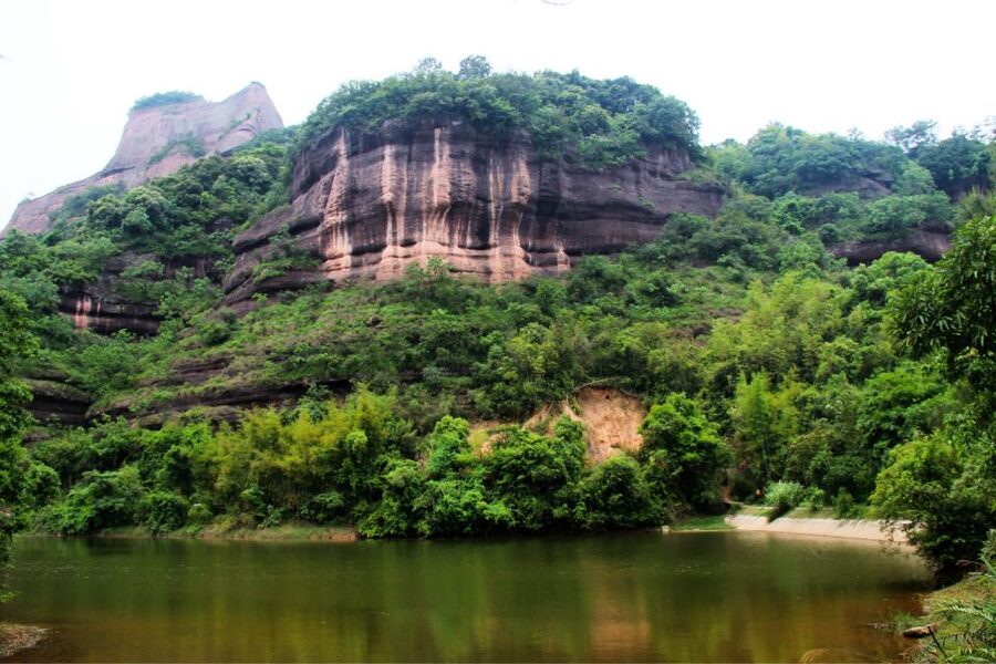 From Guangzhou: Mount Danxia and Nanhua Temple Full-Day - Climbing Zhanglao summit at Mount Danxia