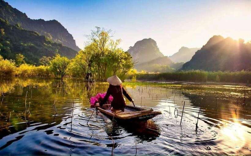 From Hanoi: Full-Day Perfume Pagoda Group Tour with Lunch - A bamboo boat along the Yen Stream
