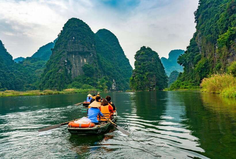 From Hanoi: Trang An Eco-tourism & Bai Dinh pagoda full day - Trang An by sampan: the day’s quiet highlight