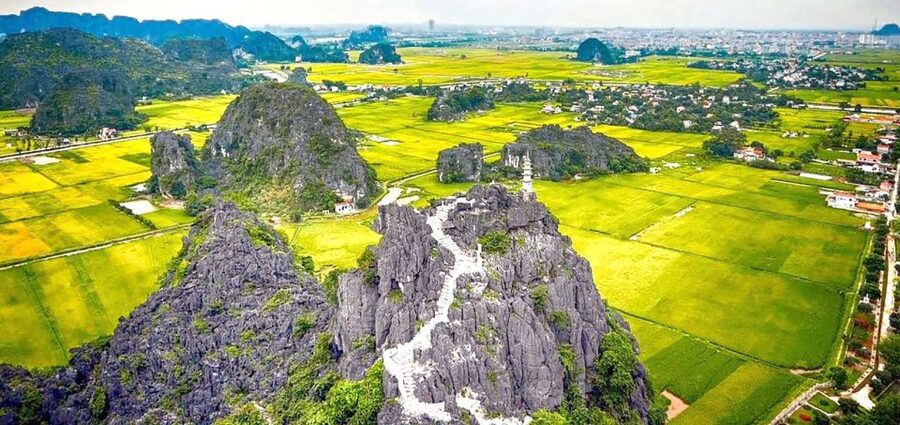 From Hanoi: Trang An Scenic Landscape & Bai Dinh Pagoda Trip - Climbing Mua Cave for the Tam Coc view