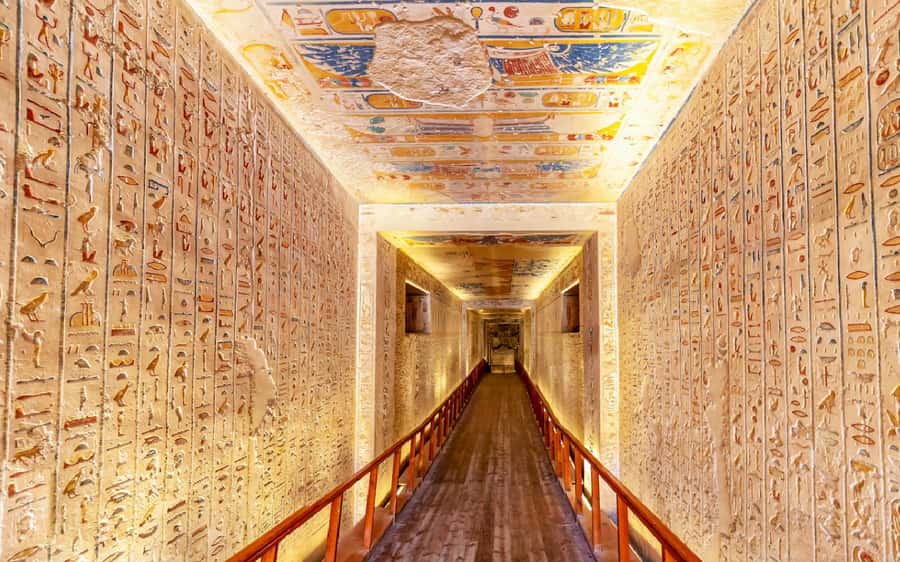From Hurghada: Luxor Private Day Trip with Temple Tickets - Lunch and the move to Luxor’s east bank