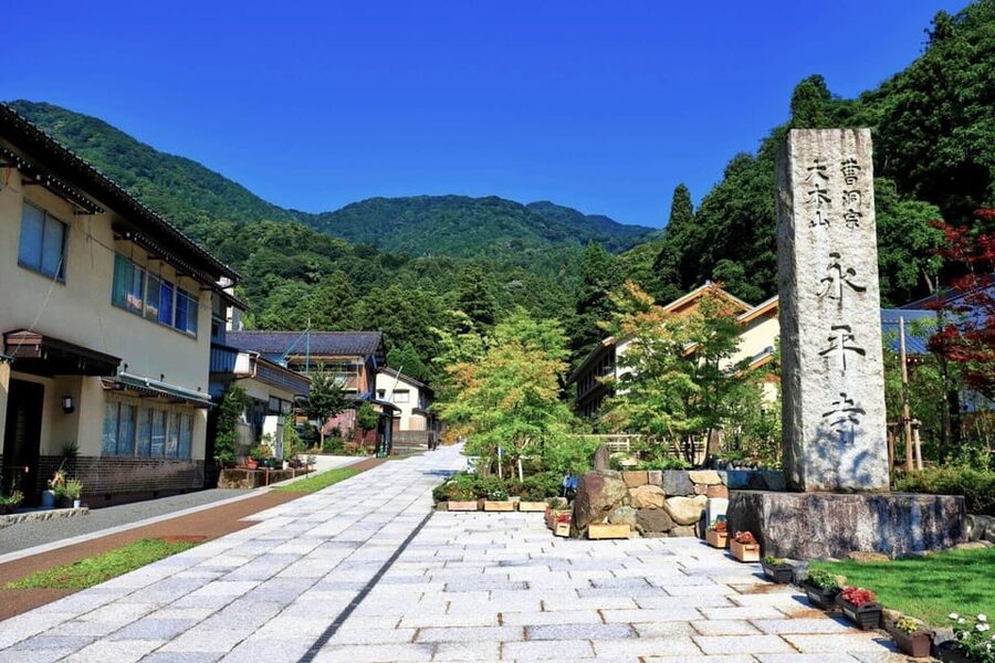 From Kanazawa: Eiheiji Buddhist Temple & Fukui Castle Town - Starting at Kanazawa Station and riding to Fukui