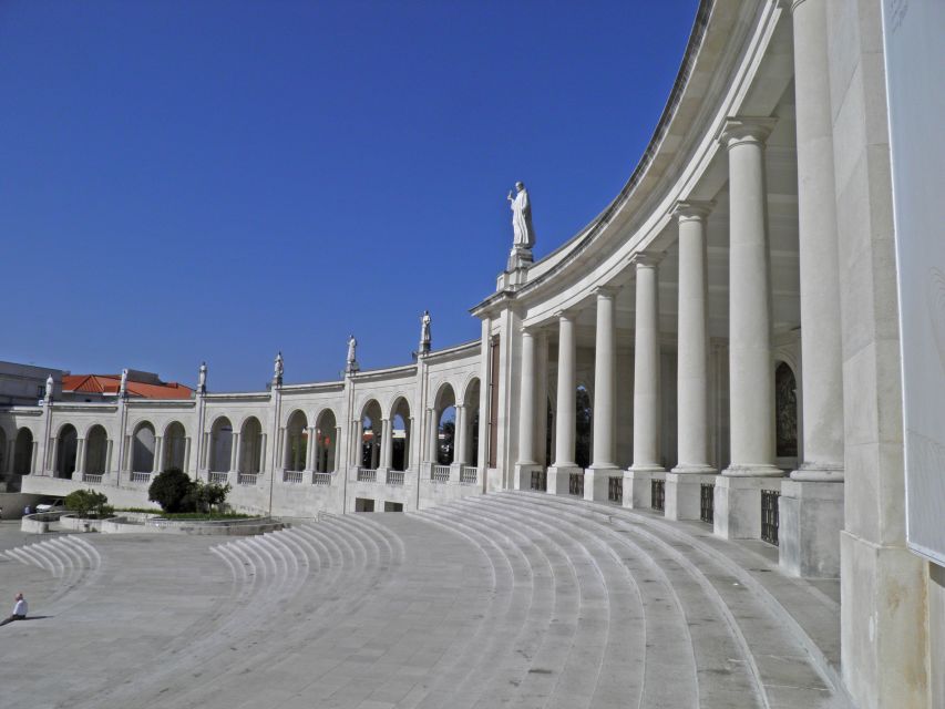 From Lisbon: Fátima Sanctuary and Batalha Monastery (UNESCO) - The optional Valinhos and Loca do Anjo route