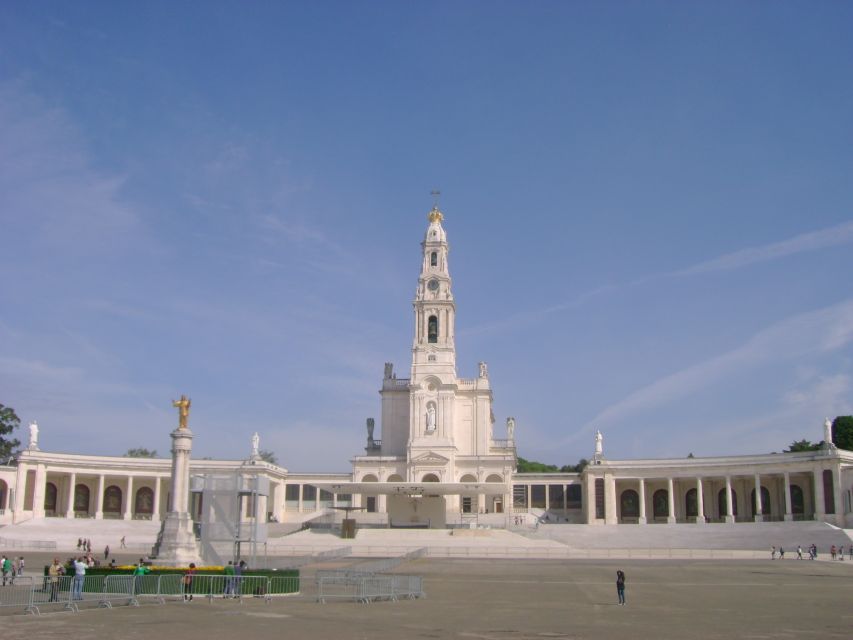 From Lisbon: Fátima Sanctuary and Batalha Monastery (UNESCO) - Lunch in Fátima, with the bill on you