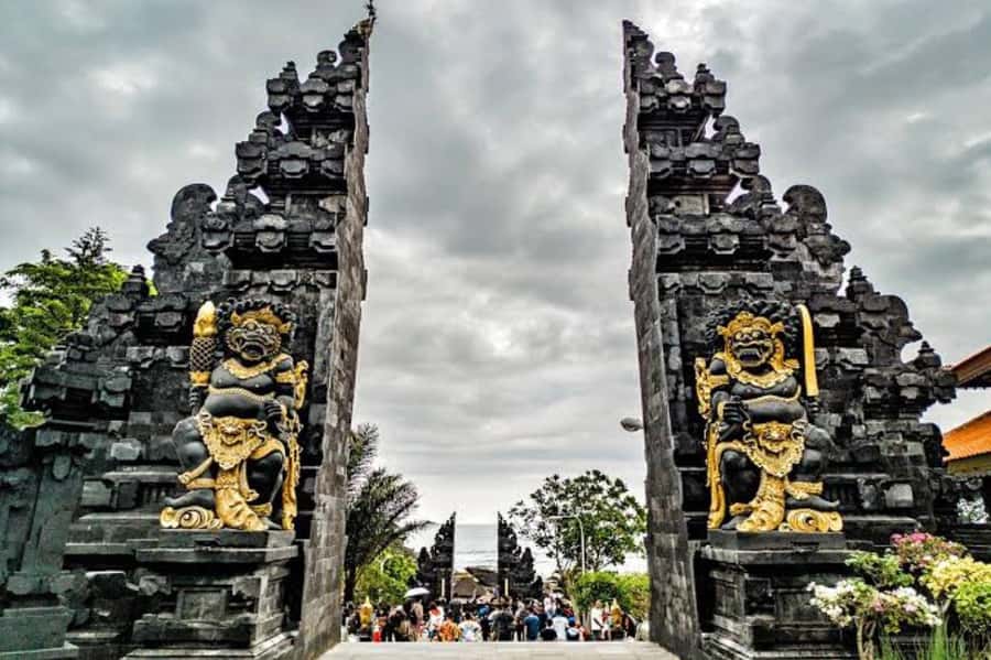 From north bali :Tanah Lot, sangeh forest & Ulun Danu Temple - Handara Gate: A Quick Photo Stop