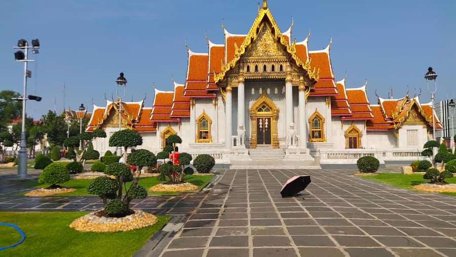 From Pattaya: Bangkok Temples Full-Day Tour - What the guide adds to a crowded day