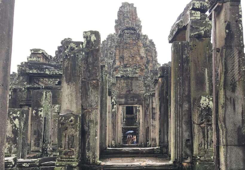 From Phnom Penh: Angkor Wat, Bayon, and Ta Prohm Day Trip - Entering Angkor Wat and reading its design