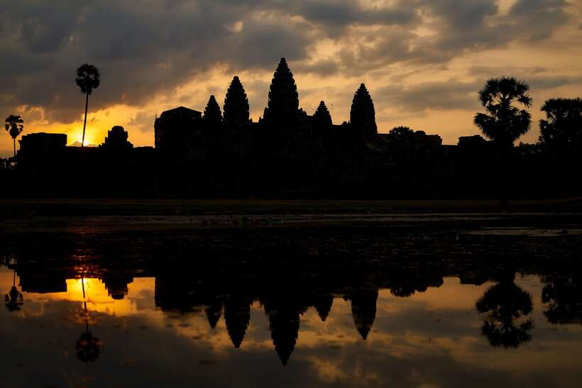 From Siem Reap: Angkor Wat Full-Day Private Tour & Sunrise - Sunrise at Angkor Wat and the central complex